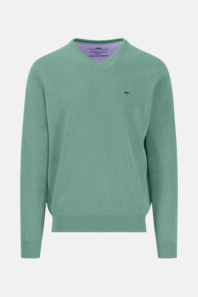 Groene V-hals trui van FYNCH-HATTON met een klein geborduurd logo.