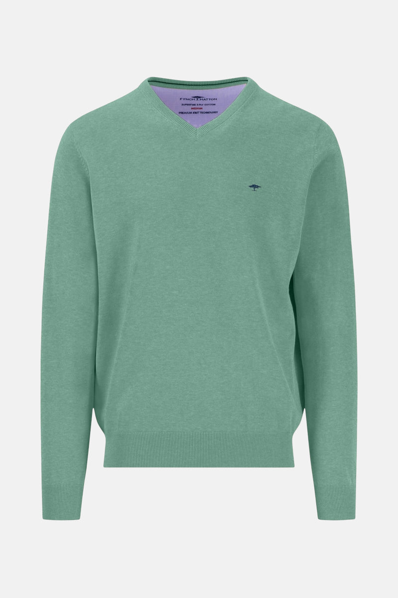Groene V-hals trui van FYNCH-HATTON met een klein geborduurd logo.
