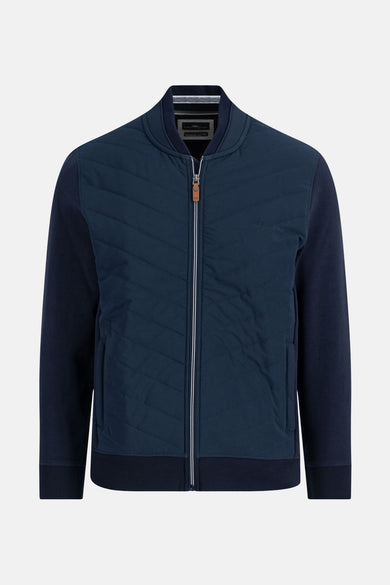 Veste courte bleu par FYNCH-HATTON, avec texture matelassée et manches en maille foncée.