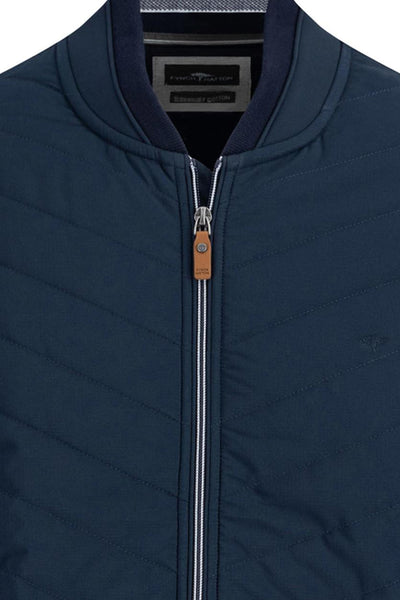 Veste courte bleue par FYNCH-HATTON, fermeture éclair centrale avec tirette en cuir.