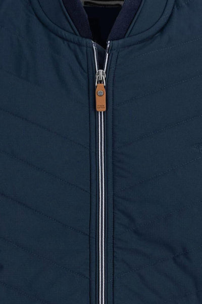 Gilet bleu de FYNCH-HATTON avec fermeture éclair centrale à rayures blanches, motif matelassé en diagonale.