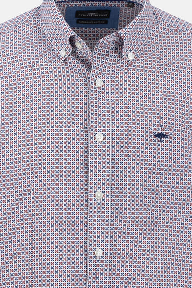 Chemise à manches longues rouge par FYNCH-HATTON, avec motif géométrique et boutons blancs.