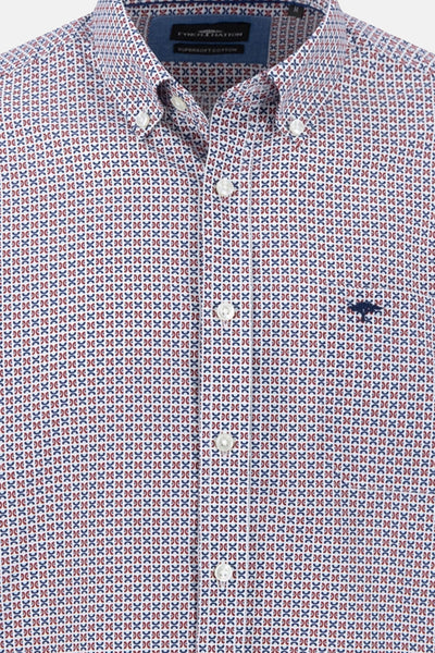 Chemise à manches longues rouge par FYNCH-HATTON, avec motif géométrique et boutons blancs.