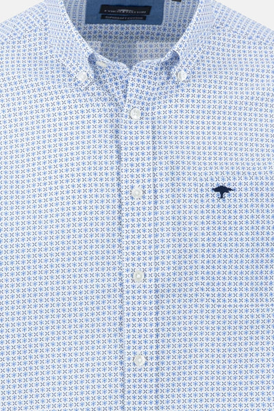 Chemise à manches longues bleue à motif, de FYNCH-HATTON, avec logo brodé et boutons blancs.