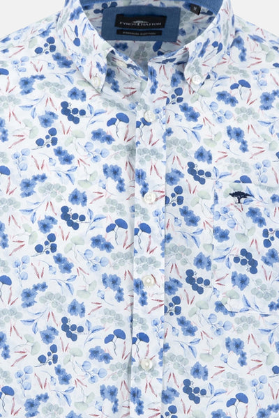 Chemise à manches longues bleue de FYNCH-HATTON avec motif floral et logo arbre brodé sur la poitrine.