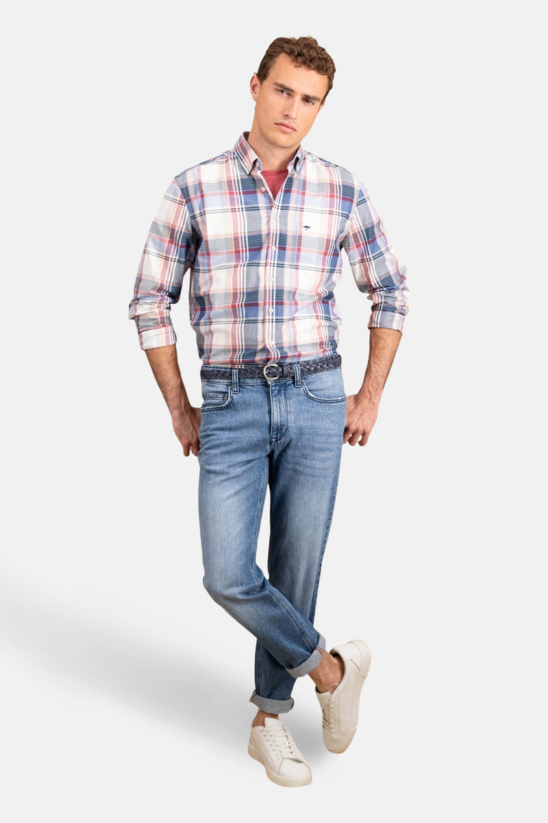 Chemise à manches longues multicolore de FYNCH-HATTON avec motif à carreaux, portée avec un jean bleu et des baskets blanches.
