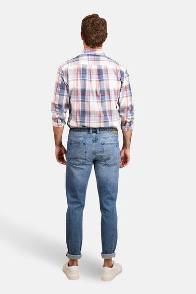 Chemise à manches longues multicolore de FYNCH-HATTON, avec un motif à carreaux et portée avec un jean.
