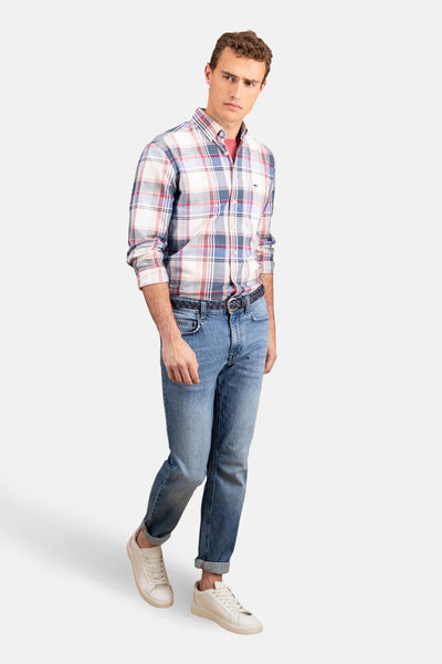 Chemise à manches longues multicolore de FYNCH-HATTON avec motif à carreaux et porté avec un jean et des baskets.