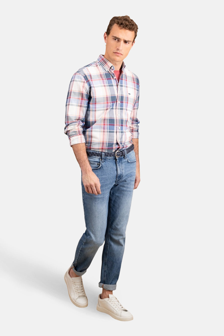 Chemise à manches longues multicolore de FYNCH-HATTON avec motif à carreaux et porté avec un jean et des baskets.