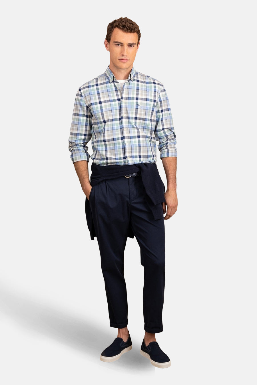 Chemise à carreaux bleu par FYNCH-HATTON avec un pantalon bleu marine et des chaussures assorties.