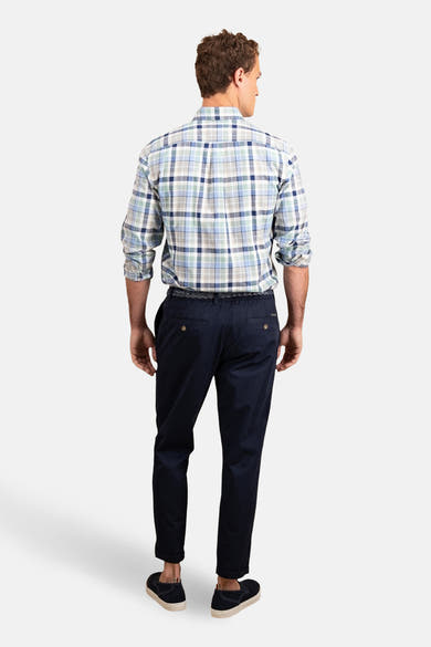 Chemise à manches longues bleue de FYNCH-HATTON, à carreaux, portée avec un pantalon et des chaussures décontractées, vue de dos.