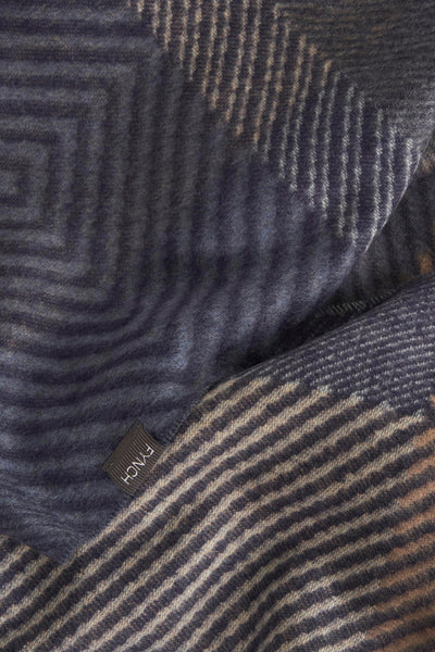 Blauwe wollen sjaal, van FYNCH-HATTON, met een diagonaal strepenpatroon en discreet logo.
