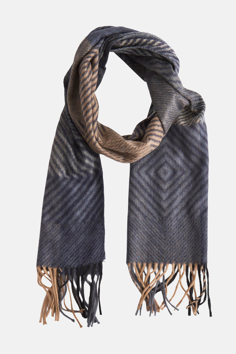 Blauwe sjaal van FYNCH-HATTON met chevronpatroon en tweekleurige decoratieve franjes.