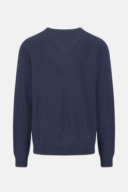 Blauwe V-hals trui van FYNCH-HATTON met bruine bies bij de hals en taille.