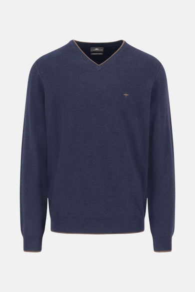 Pull bleu à col en V de FYNCH-HATTON, avec bordures marron clair au col et à la base.