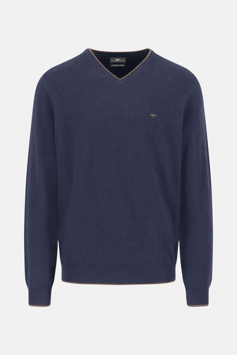 Pull bleu à col en V de FYNCH-HATTON, avec bordures marron clair au col et à la base.