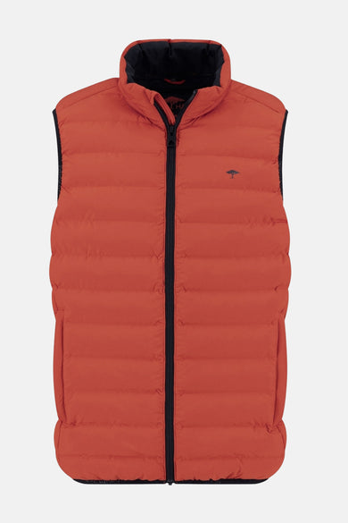 Oranje mouwloos vest van FYNCH-HATTON met zwarte ritssluiting en discreet logo.
