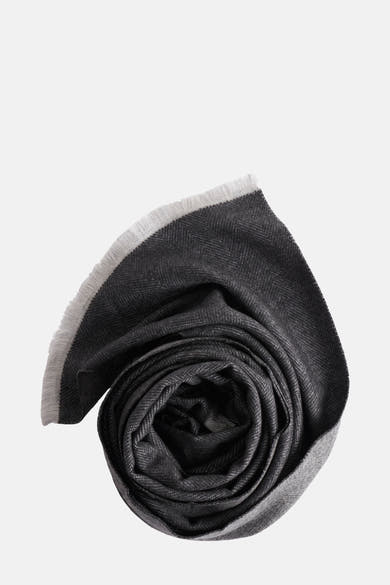 Foulard gris de FYNCH-HATTON avec texture à chevrons et bordure à franges enroulé sur lui-même.