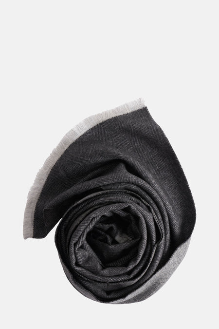 Foulard gris de FYNCH-HATTON avec texture à chevrons et bordure à franges enroulé sur lui-même.