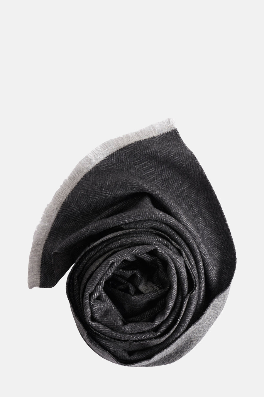 Foulard gris de FYNCH-HATTON avec texture à chevrons et bordure à franges enroulé sur lui-même.