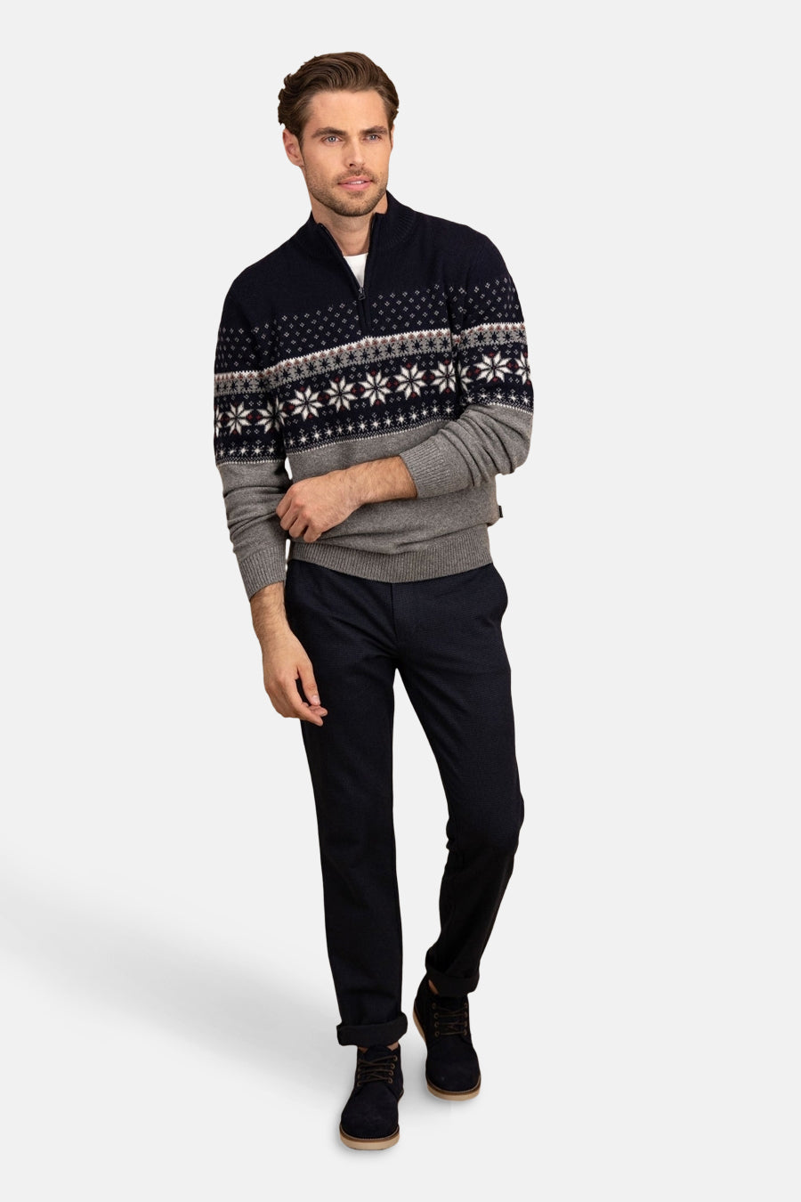 Pull à col rond multicolore de FYNCH-HATTON avec motif jacquard hivernal et pantalon en toile bleu marine.