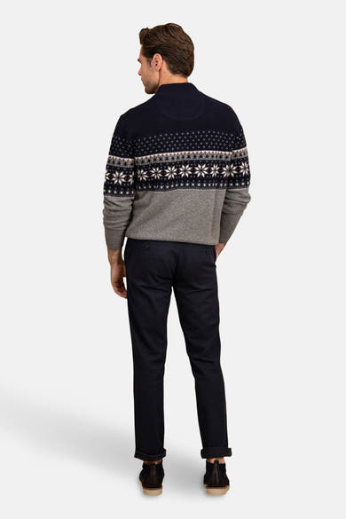 Pull multicolore à col rond de FYNCH-HATTON, avec motifs jacquard et pantalon bleu marine.