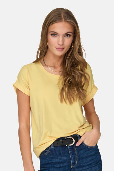 Top uni manches courtes jaune de ONLY, porté avec un jean taille haute et une ceinture noire.