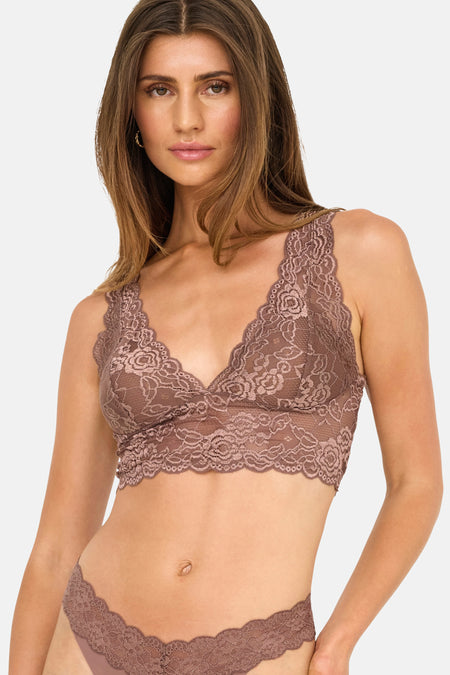 Bruine kanten beha van ONLY®, gedragen door een model met een bijpassende slip.