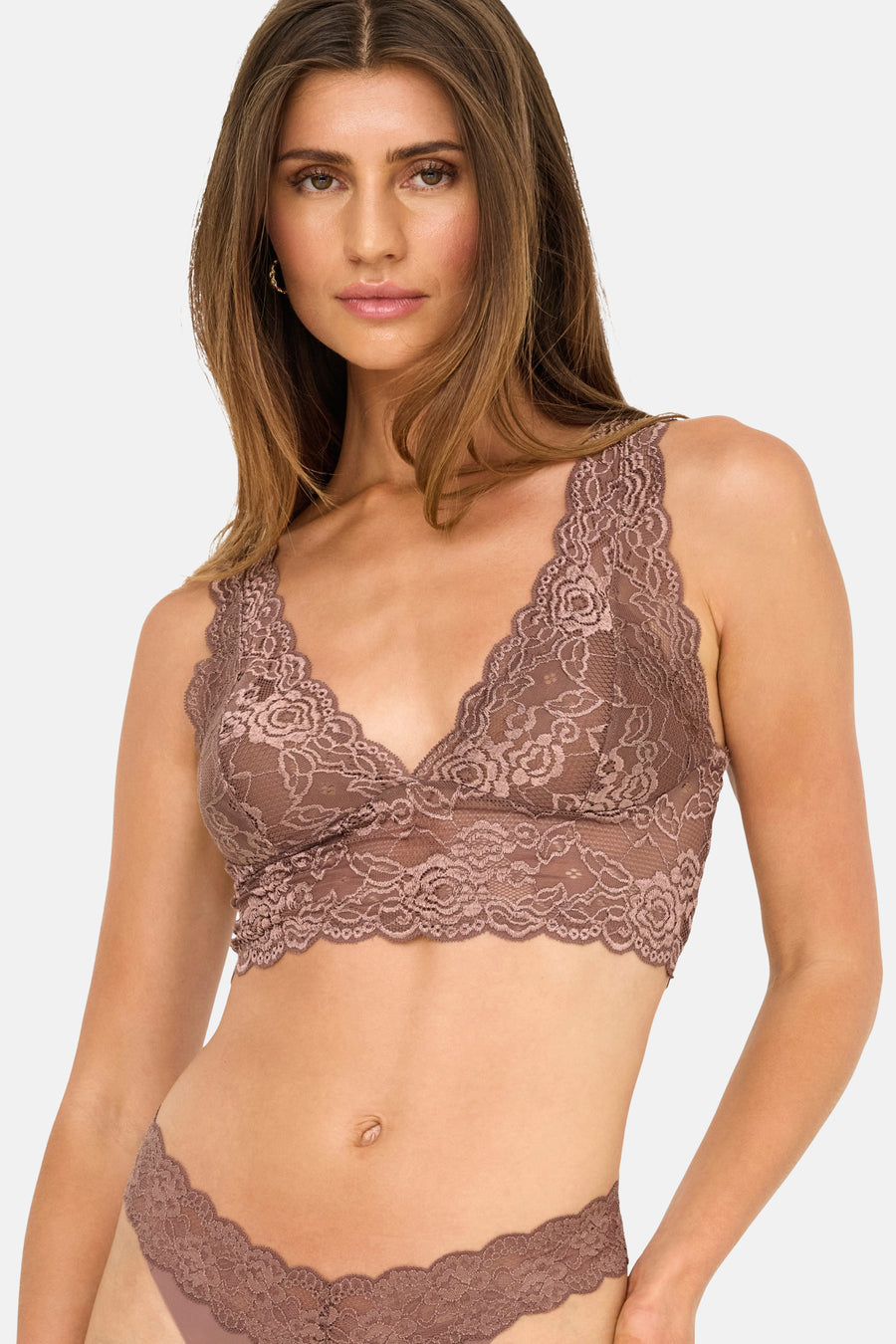 Bruine kanten beha van ONLY®, gedragen door een model met een bijpassende slip.