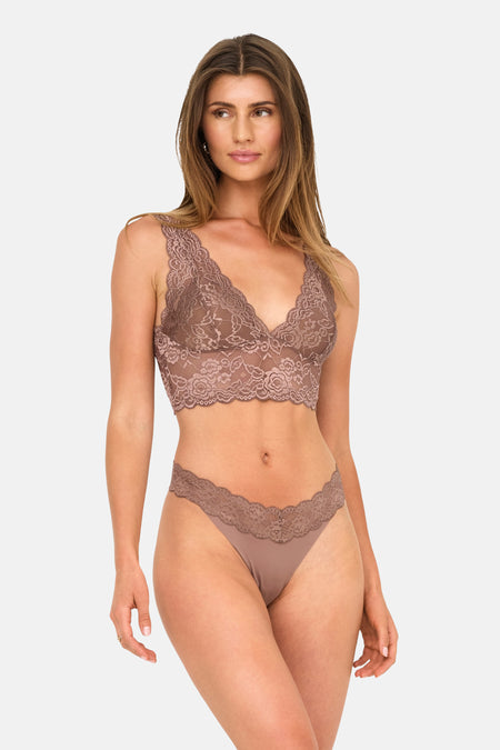 Bruine kanten beha van ONLY, gedragen door een vrouw, bijpassende kanten set.
