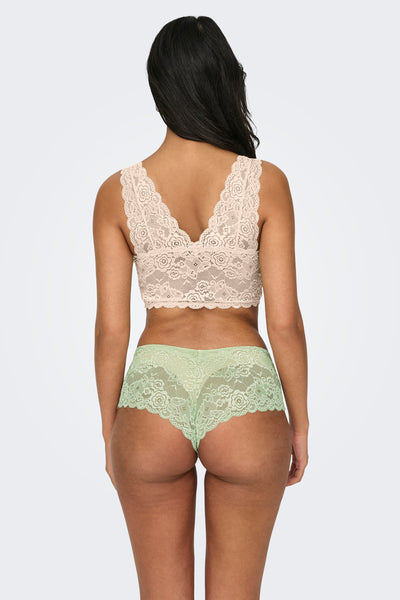 Soutien-gorge beige de ONLY, en dentelle à motif floral, porté avec une culotte verte assortie.