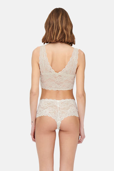 Beige kanten beha van ONLY®, gedragen met een bijpassende slip, van achteren gezien.