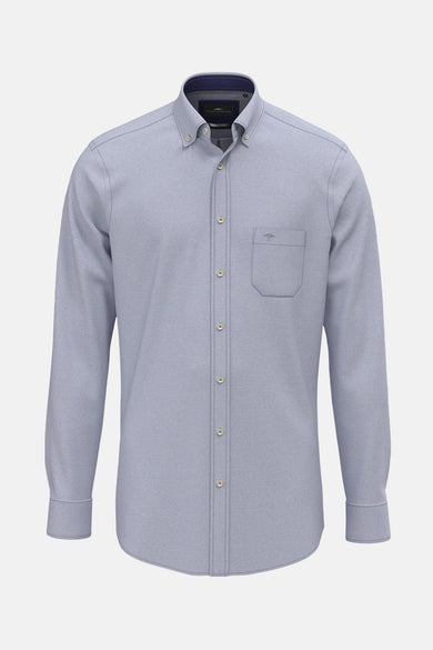 Chemise à manches longues bleue de FYNCH-HATTON, avec poche poitrine et boutons beige clair.