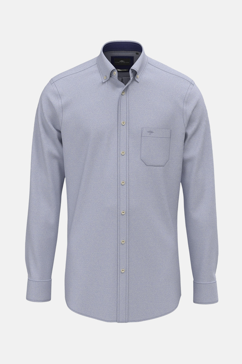 Chemise à manches longues bleue de FYNCH-HATTON, avec poche poitrine et boutons beige clair.