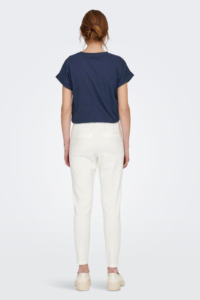 Chino écru de ONLY, avec élastique à la taille et porté avec un t-shirt bleu marine.