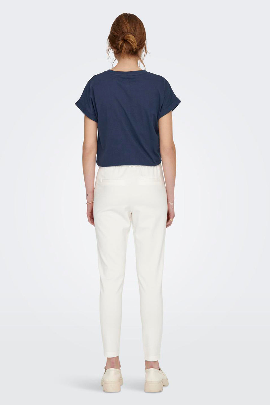 Chino écru de ONLY, avec élastique à la taille et porté avec un t-shirt bleu marine.