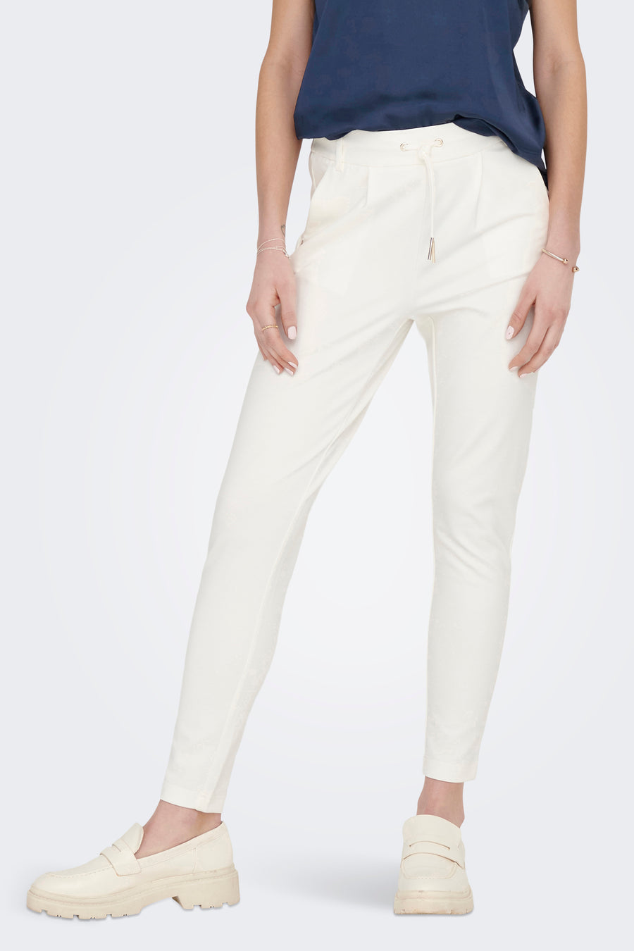 Ecru chino van ONLY, met trekkoord en bijpassende schoenen.