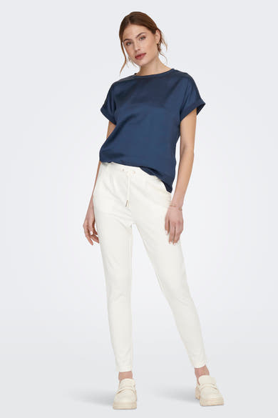 Ecru chino van ONLY, gedragen met een marineblauw T-shirt en crèmekleurige plateau-loafers.