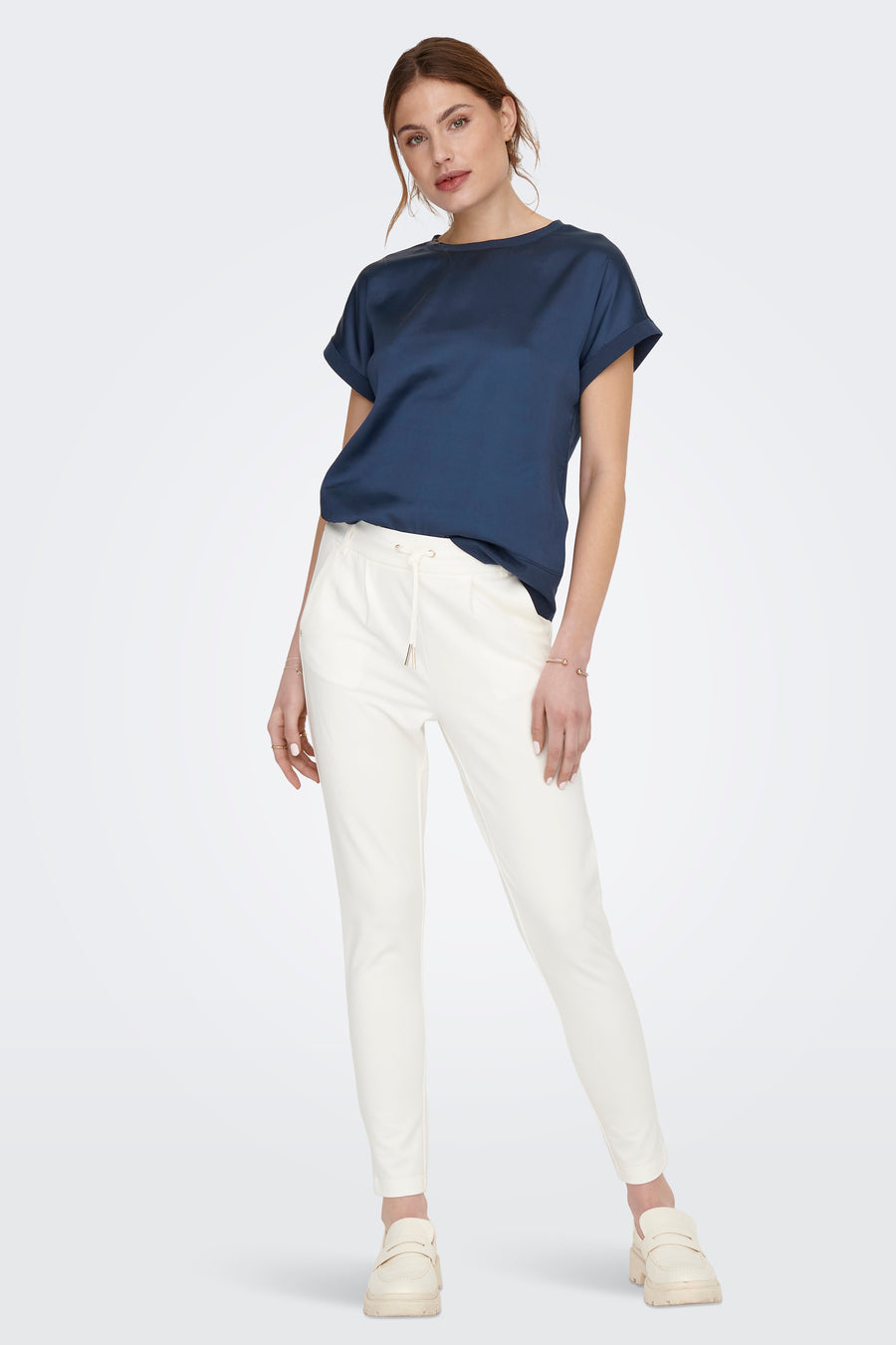 Ecru chino van ONLY, gedragen met een marineblauw T-shirt en crèmekleurige plateau-loafers.