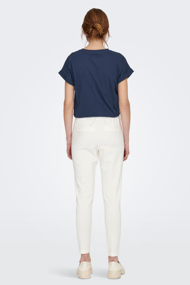 Ecru chino van ONLY, gedragen met een marineblauw T-shirt en crèmekleurige plateauzolen