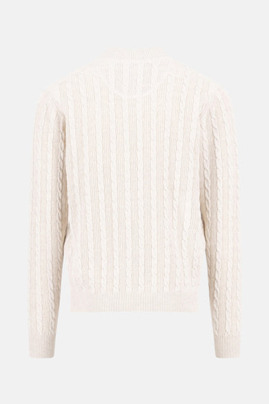Pull à col roulé écru de FYNCH-HATTON, avec motif torsadé sur toute la surface.