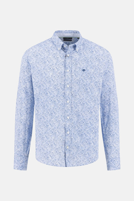 Blauwe lange mouw chemise van FYNCH-HATTON, met bloemmotief op lichte achtergrond, gezien vanachens.