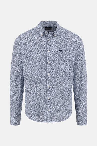 Chemise à manches longues bleue de FYNCH-HATTON, à motif imprimé, avec fermeture boutonnée sur fond blanc.