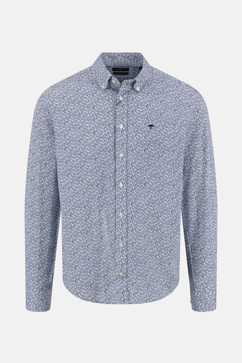Chemise à manches longues bleue de FYNCH-HATTON, à motif imprimé, avec fermeture boutonnée sur fond blanc.