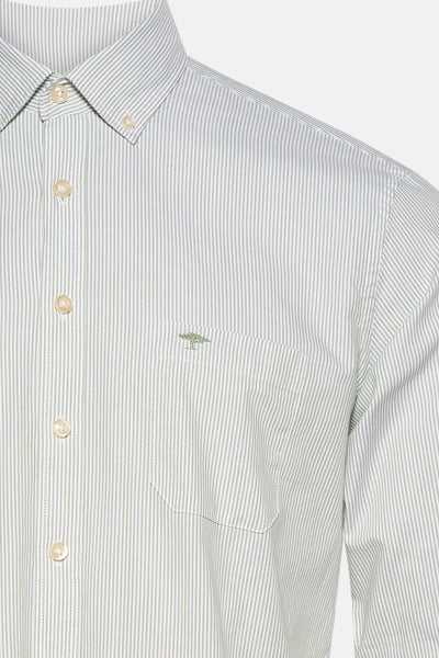 Chemise à manches longues verte à rayures, de FYNCH-HATTON, avec poche poitrine et logo brodé.
