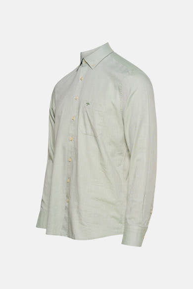 Chemise à manches longues verte de FYNCH-HATTON avec poche poitrine et boutons apparents.
