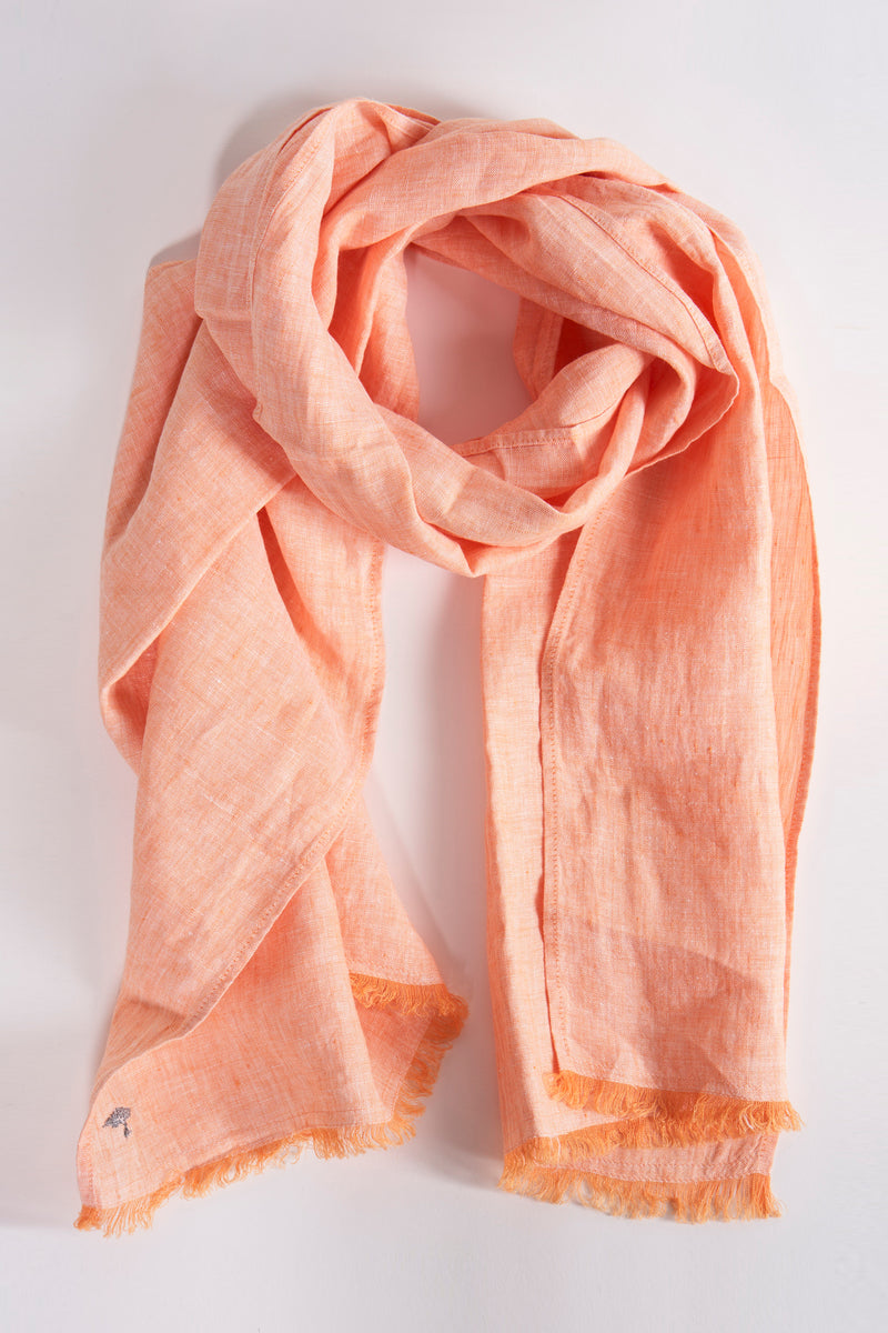 Foulard orange en lin de FYNCH-HATTON, avec des franges décoratives sur les extrémités.