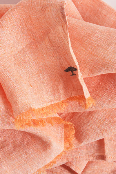 Foulard orange en lin de FYNCH-HATTON, avec une bordure à franges et un logo arbre brodé.