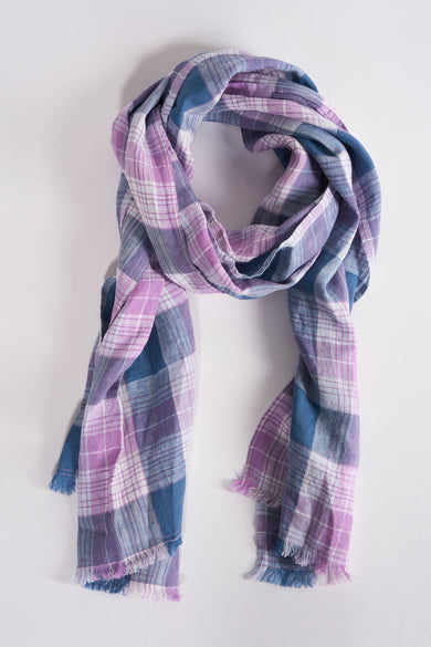 Multikleuren sjaal van FYNCH-HATTON met ruitpatroon, plooien en textuur in stof.