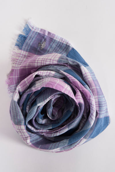 Foulard multicolore de FYNCH-HATTON avec motif à carreaux bleus et violets, et bordure à franges.